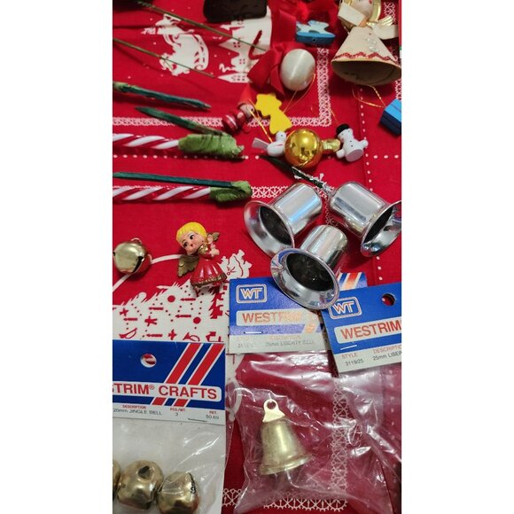 Vintage Christmas Ornament Lot Wreaths Bells Figurines Pinecones Leewards Westri - Picture 15 of 16